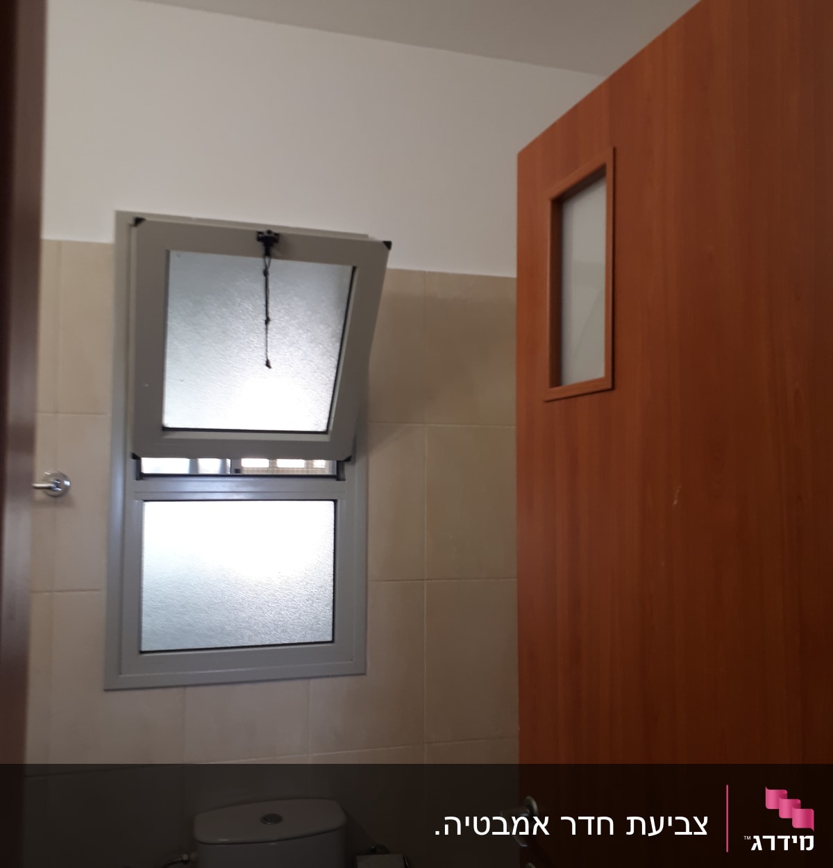 חדר אמבטיה עם חלון פתוח ודלת עץ